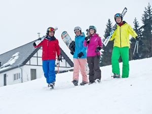 Freundesgruppe auf dem Weg zur Piste | Ferienpark Landal Winterberg